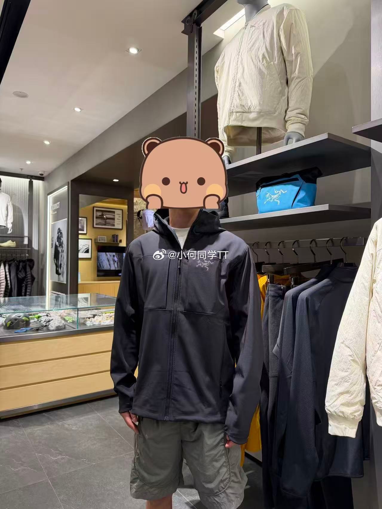 上次在南京lulu和鸟店里试穿了两个黑色夹克，公主说我穿得帅，要给我买，我觉得太