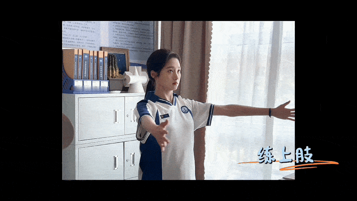 关晓彤晴也的片场大小练 晓彤真的是把时间管理玩明白了！拍戏那么累，还能见缝插针地