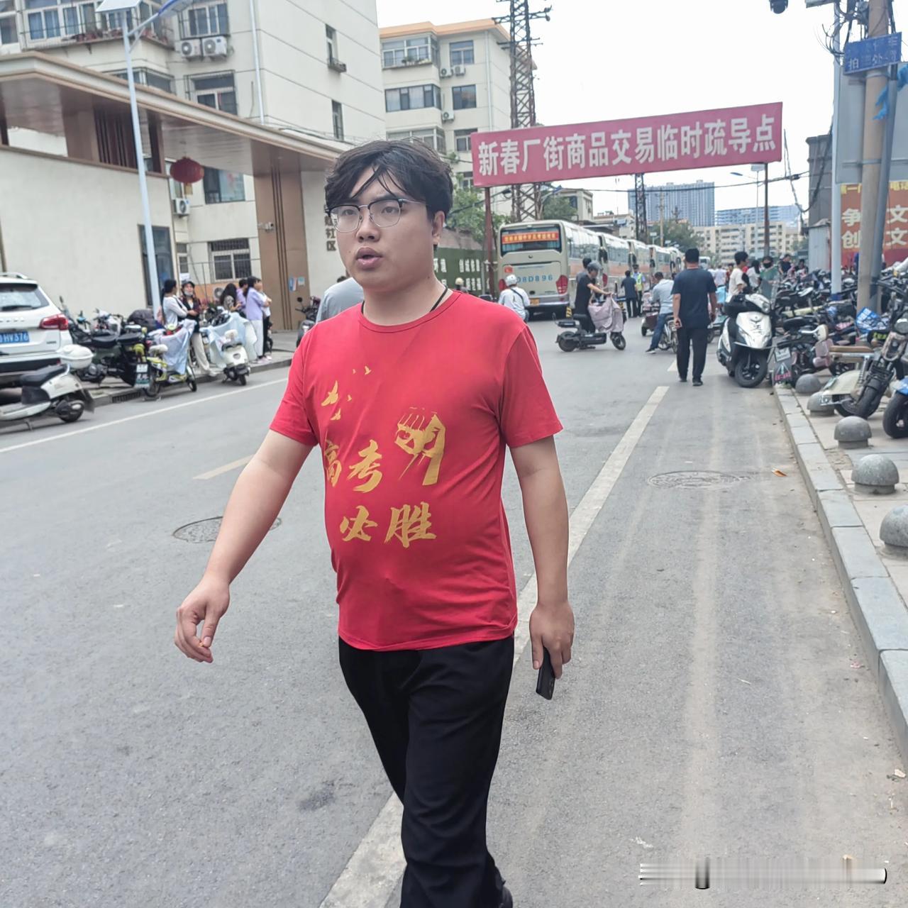高考首日，火了的“高考必胜服胜出”。