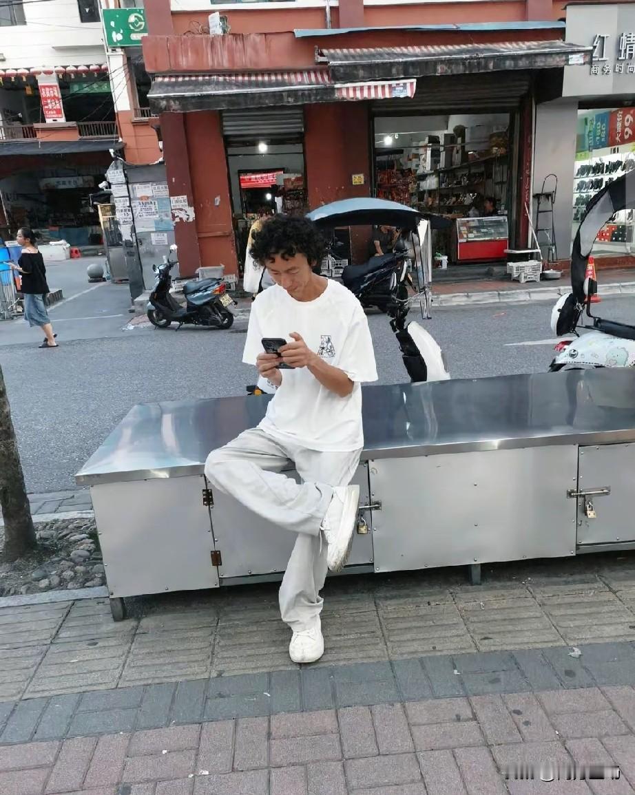 汉中街头偶遇国际巨星庞麦郎。刚开始真没敢认，他一身白T恤、白裤子、白鞋子，干干净