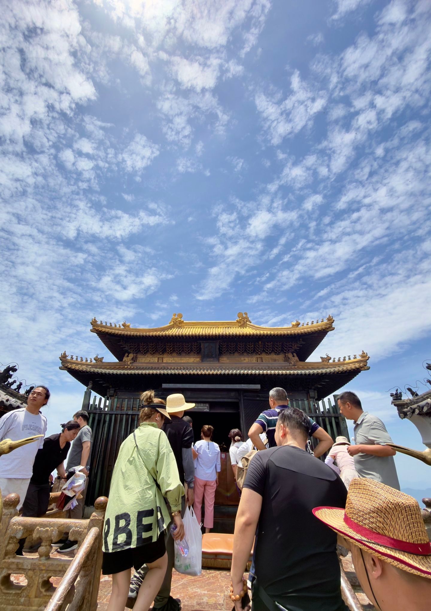道长说：来到武当，上了金顶，你什么都不用说，祖师爷知道你想说的一切！武当闻道