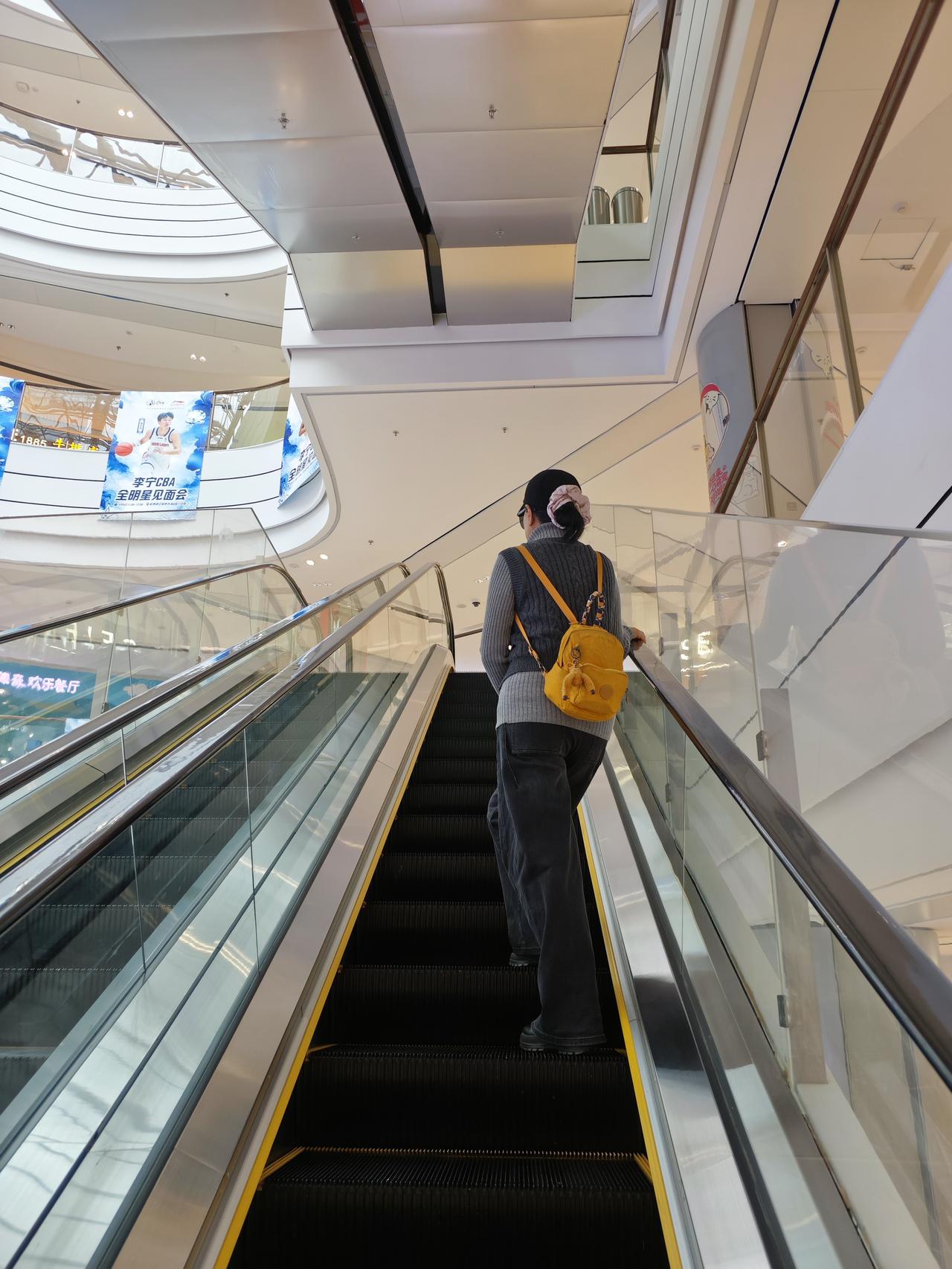 我的今日状态：😁轻松愉快
我这里的天气：☀️晴天

女神节杭州银泰一派热闹景象