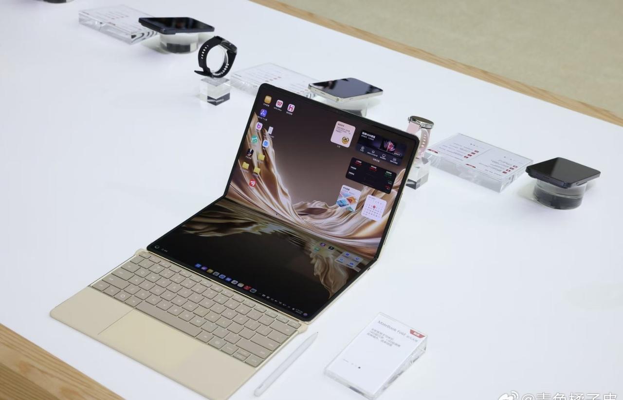 MateBook Fold非凡大师亮相，大尺寸UTG超薄玻璃更抗造，搭配原装手写