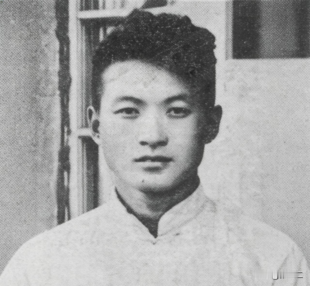 洪麟阁，原名洪占勋，满族，河北遵化人。早年求学，曾在冯玉祥部任职，后来做大学教授