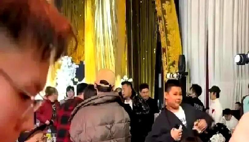 郭德纲9岁的儿子，当着几万人的面，直接把德云社的封箱舞台给拒了。
 
全场观众扯