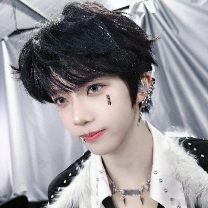张函瑞生日周边主题张函瑞生周上新时间 少年的温柔藏在细节里✨生日周边主题亲自构思