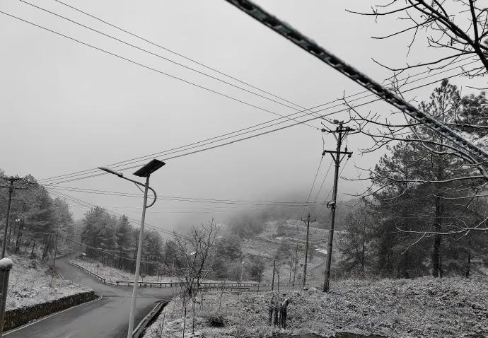 一觉醒来重庆北碚也下雪啦！！！❄️
今日上午，重庆市北碚区茨竹华蓥村、金刀峡镇七