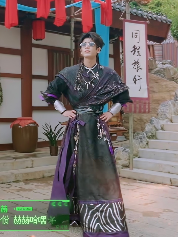 腰肩的比例只能说非常之震撼… 