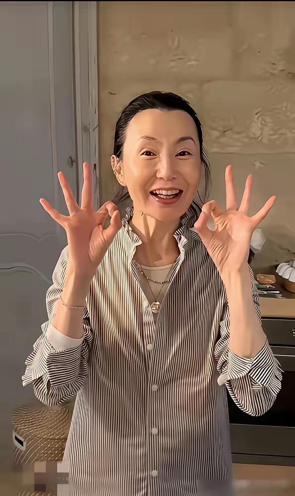 张曼玉：真正的通透，是放过自己
 
61岁的张曼玉低调现身北京活动，清瘦短发，眼