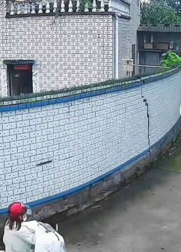 电动车直接吸墙上不掉，真成万磁王了。视频里车就那么贴着，路人都掏出手机拍。评论区