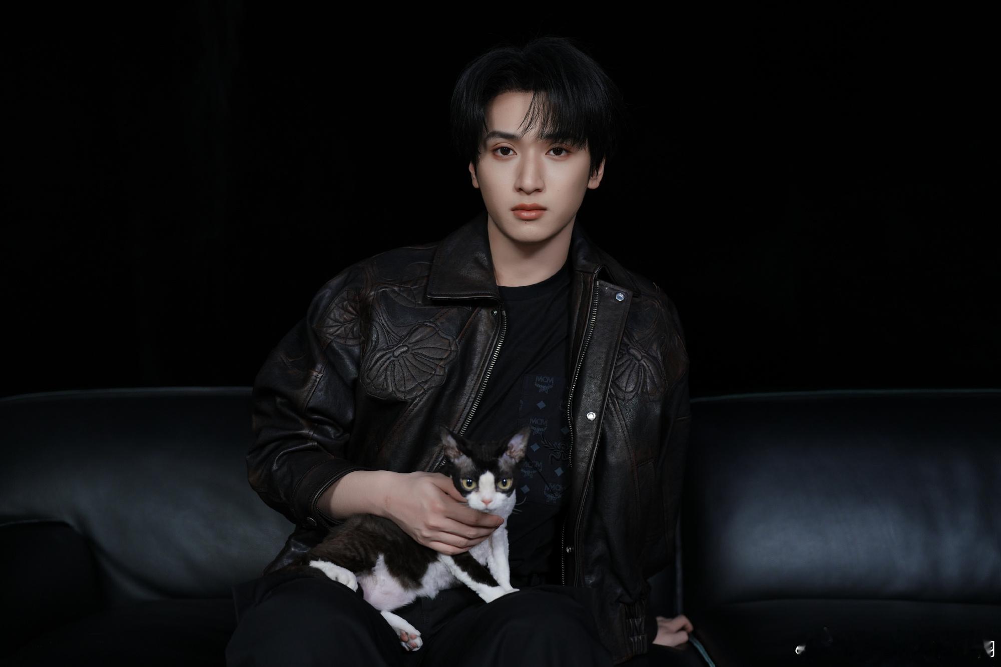 太萌了！！！严浩翔抱猫好温柔严浩翔十三宫格晒猫