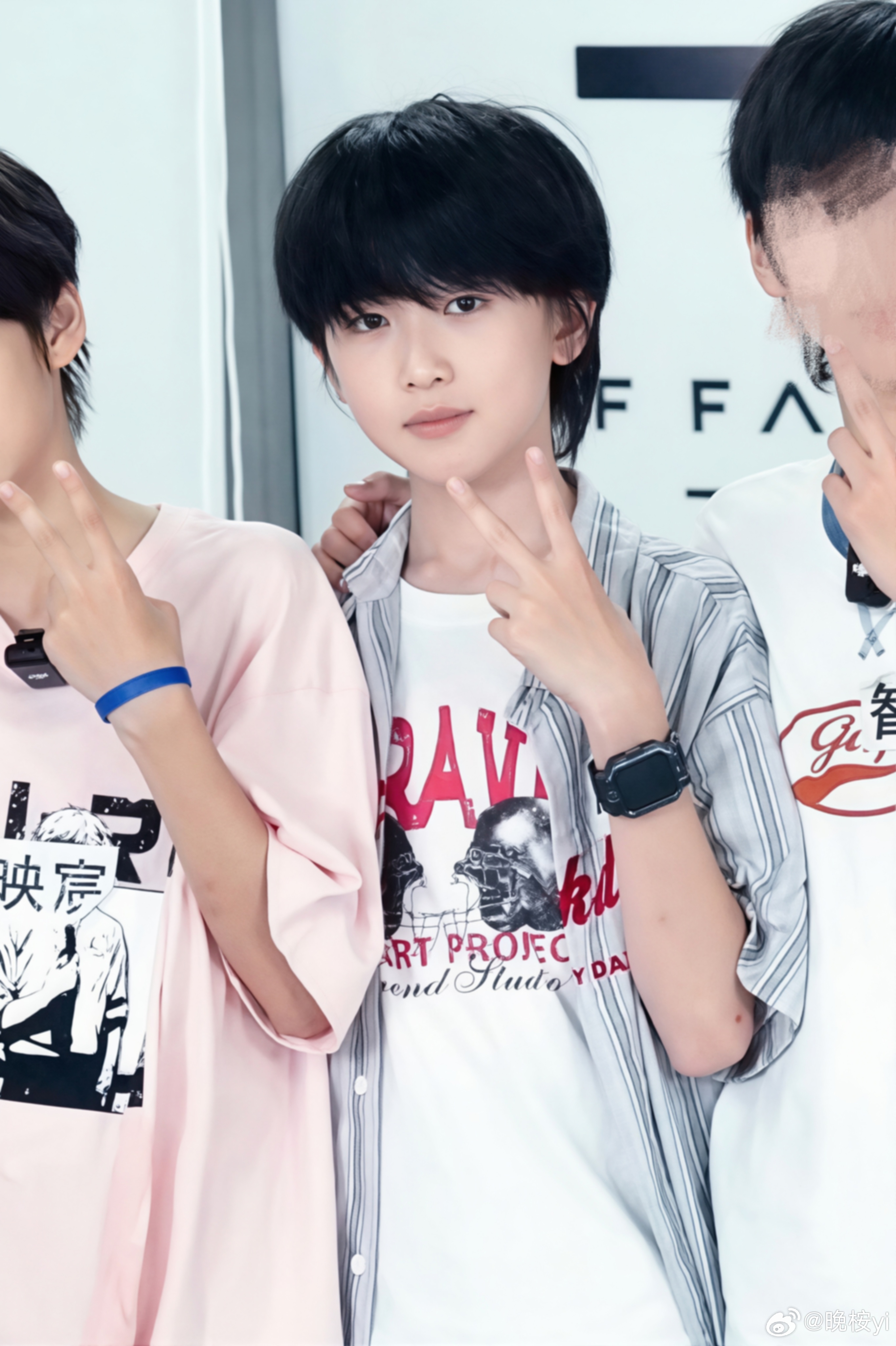 赵俊羽 💚赵俊羽 五代唯一翠色 “玫瑰在暗夜里生长 少年最终盛放出光” 𝐑?