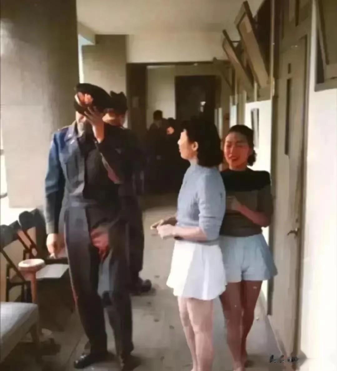 刚从“慰安所”出来的美国大兵，因为害羞，面对镜头的时候故意用帽子遮挡住自己的脸。