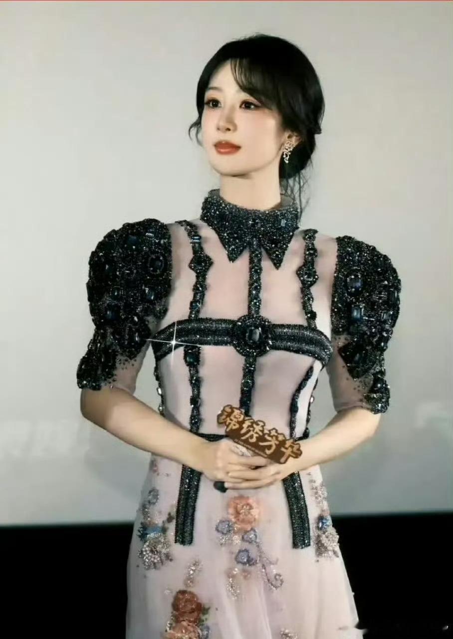 内娱女明星的解约困境看赵露思、杨紫，鞠婧祎才知道内娱女明星解约的困境有多大。 ​