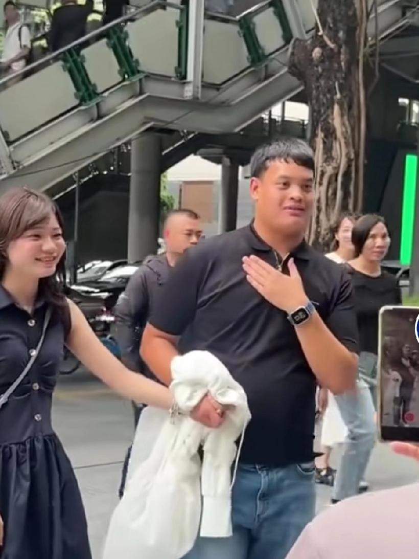 21岁的提帮功小王子恋爱啦，这消息一出来就成了泰国网络热门话题。8月6日在曼谷地