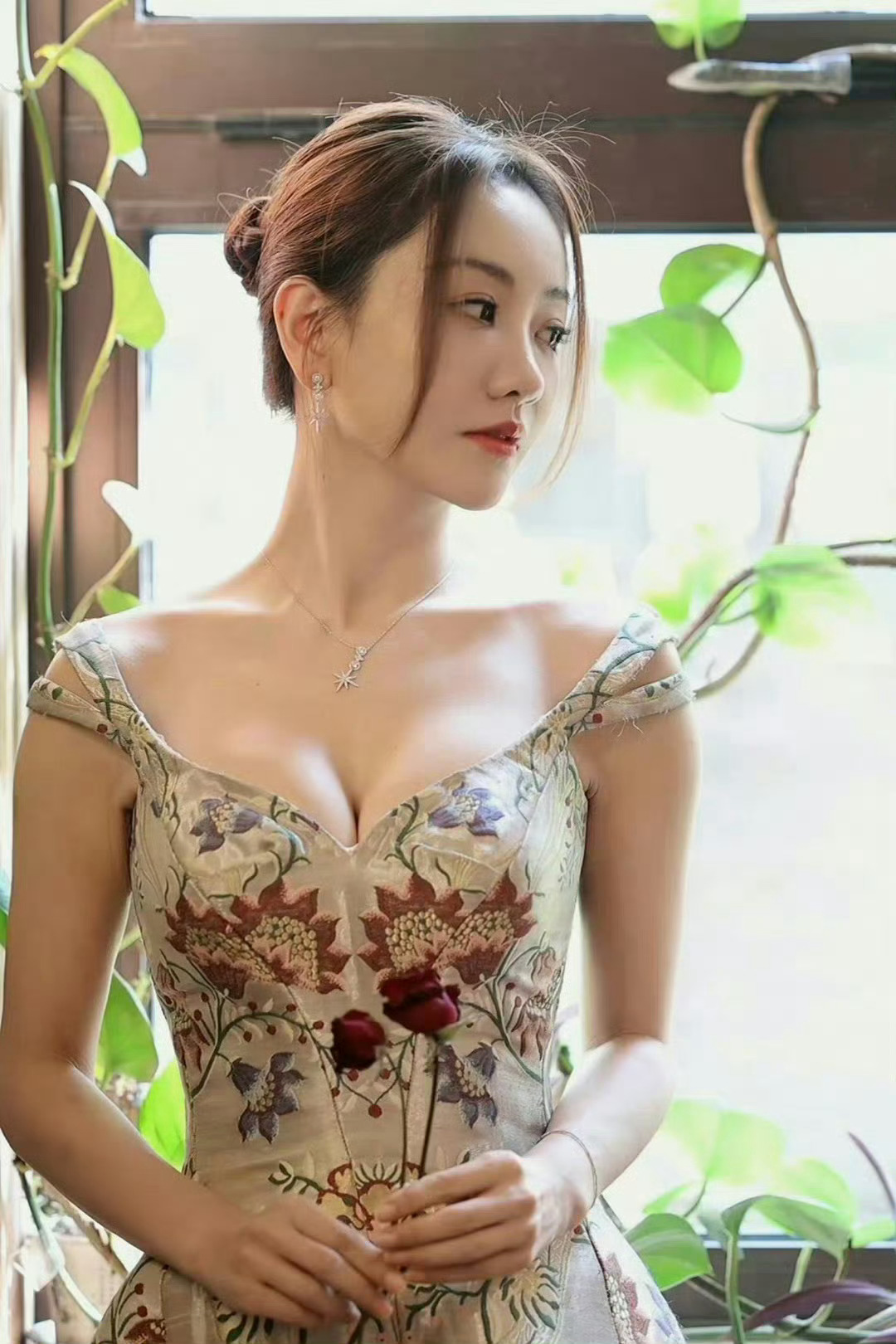 杨蓉深v坚挺且圆润