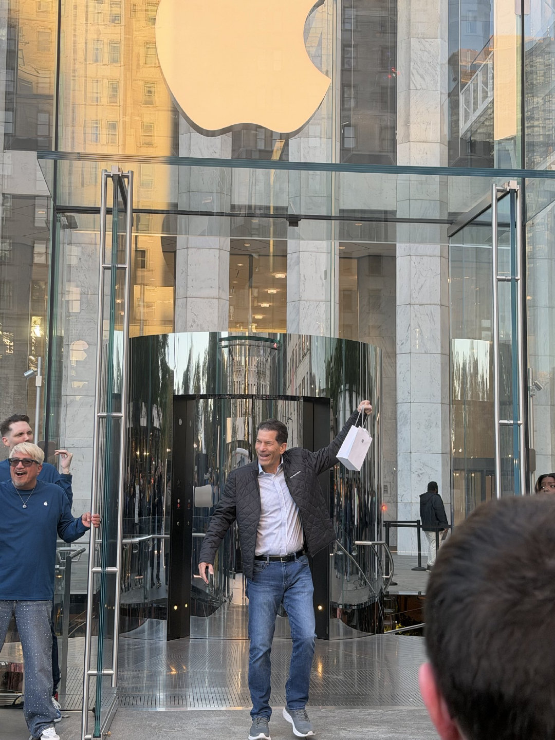 苹果的前前前任硬件主管，也喜提 iPhone Duo。也可以这么理解，上一任苹果