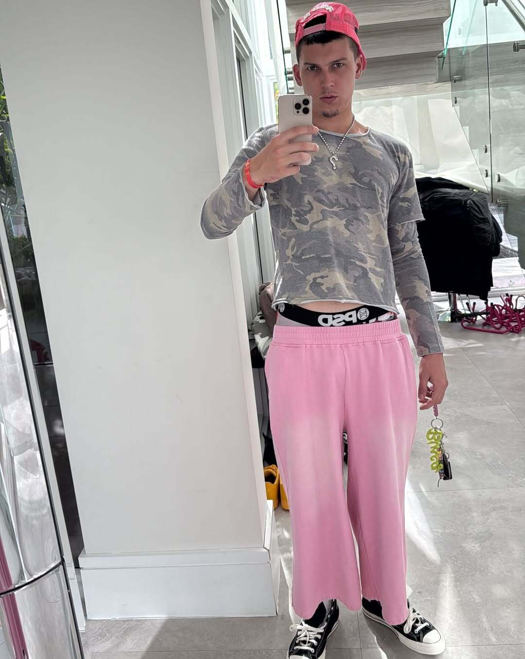 如果让队友每天帮你搭配比赛日穿搭，你选谁？希罗：可能会选阿德巴约，因为巴姆的风格