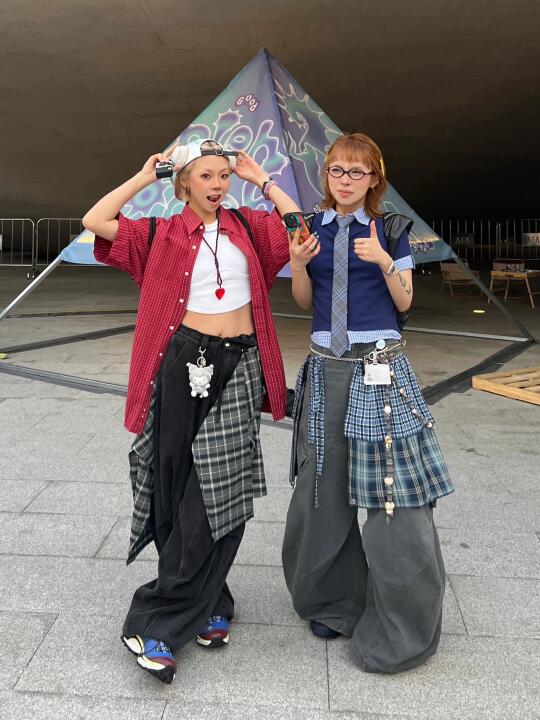 这么会穿的美女竟然有2个👭时髦双子星出门✨