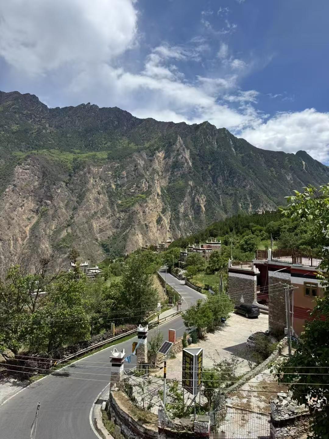 四川甘孜藏族自治州，一路风景旖旎，如诗如画，美不胜收。扎西德勒[祈祷][祈祷][