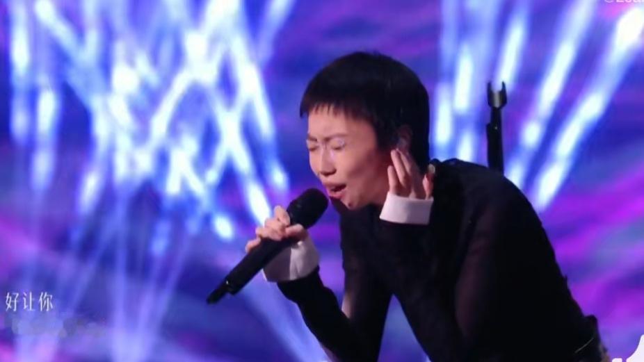 窦靖童手拿话题的这个动作，像极了她妈妈王菲！

一会儿低头，一会儿抬头，一会儿微