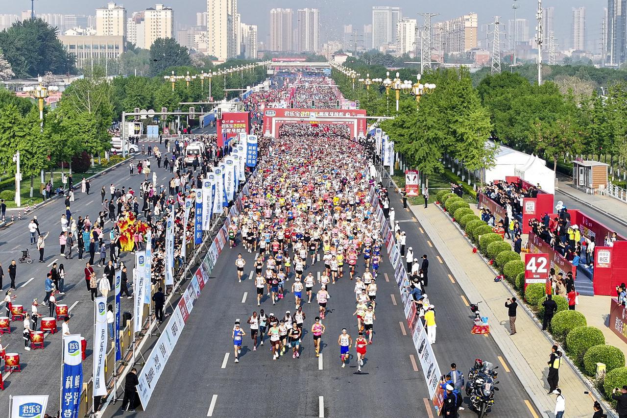 为什么很多中年人沉迷跑马拉松？原因有点意外：

1.从小的理想埋没在堆积成山的试