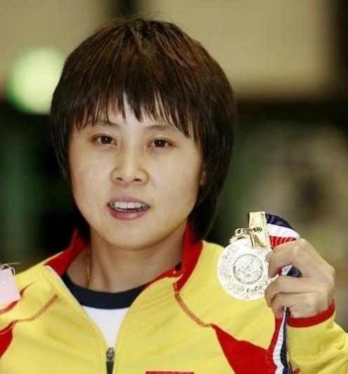 王濛[超话]王濛就这样被美貌骗去唱心愿便利贴 濛主这波属于是颜控的快乐天花板，既