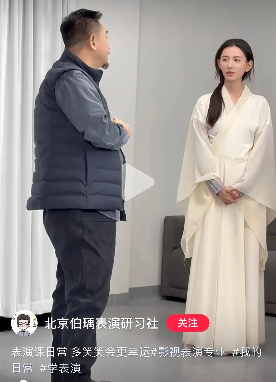 于正送新签的女艺人张婉莹去黄海波的表演研习社上课精进演技，怎么回事真的要觉得于登