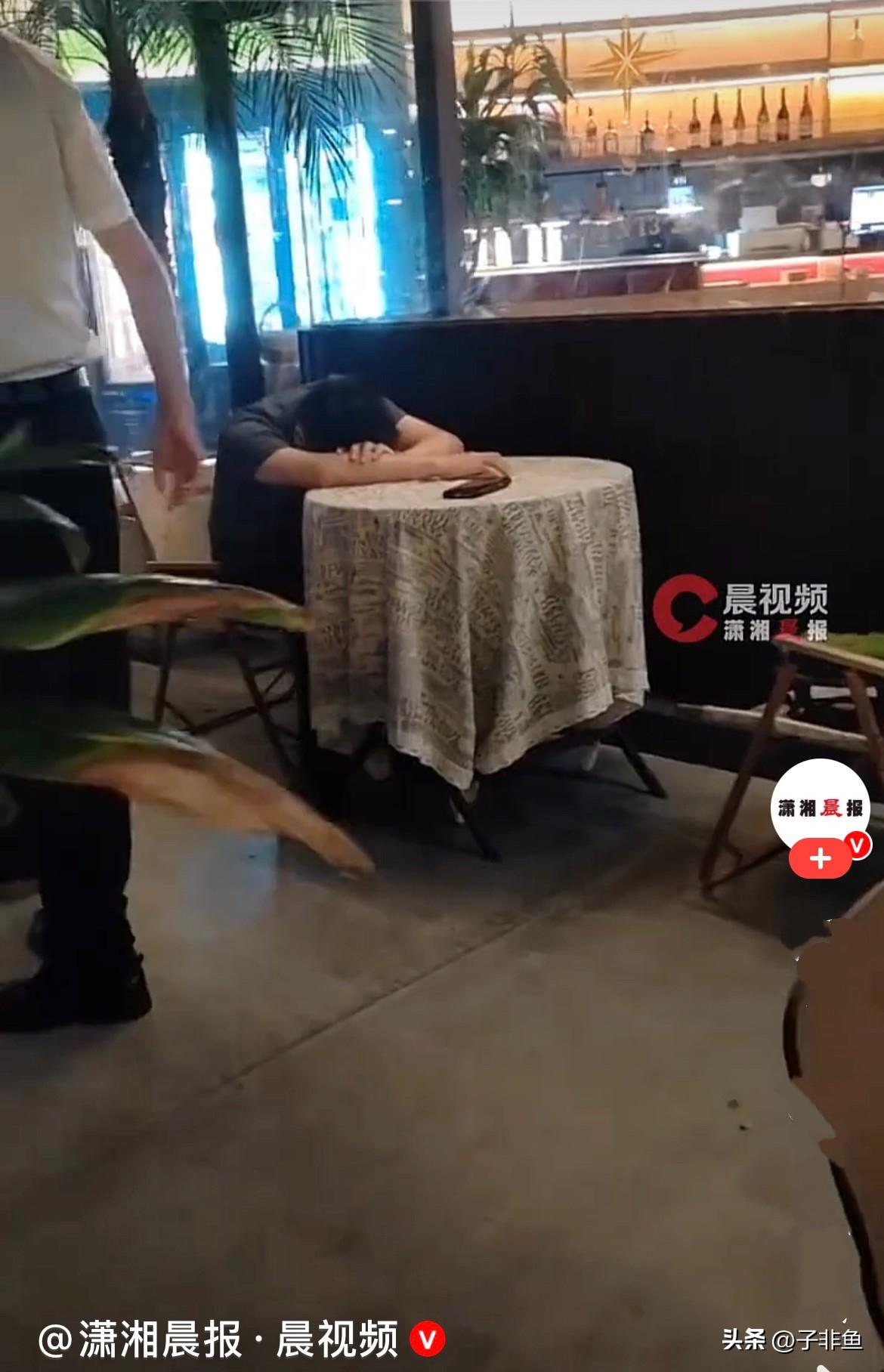 近日晚上，四川成都青羊区街头，一名酒后独自返程，路过街边一家餐馆门口时，因为醉酒