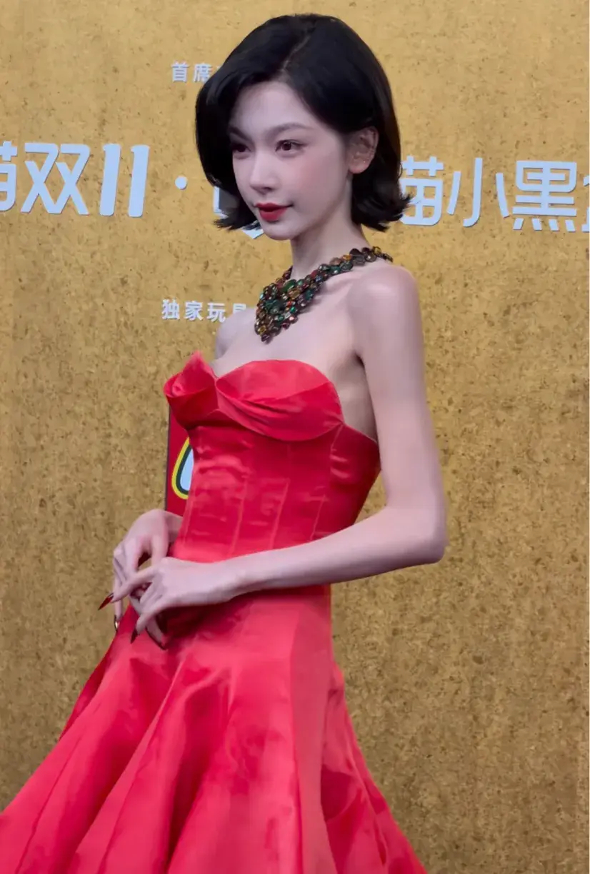 易梦玲亮相Vogue盛典，穿抹胸连衣裙瘦到直接空杯，看着毫无美感 ​​​