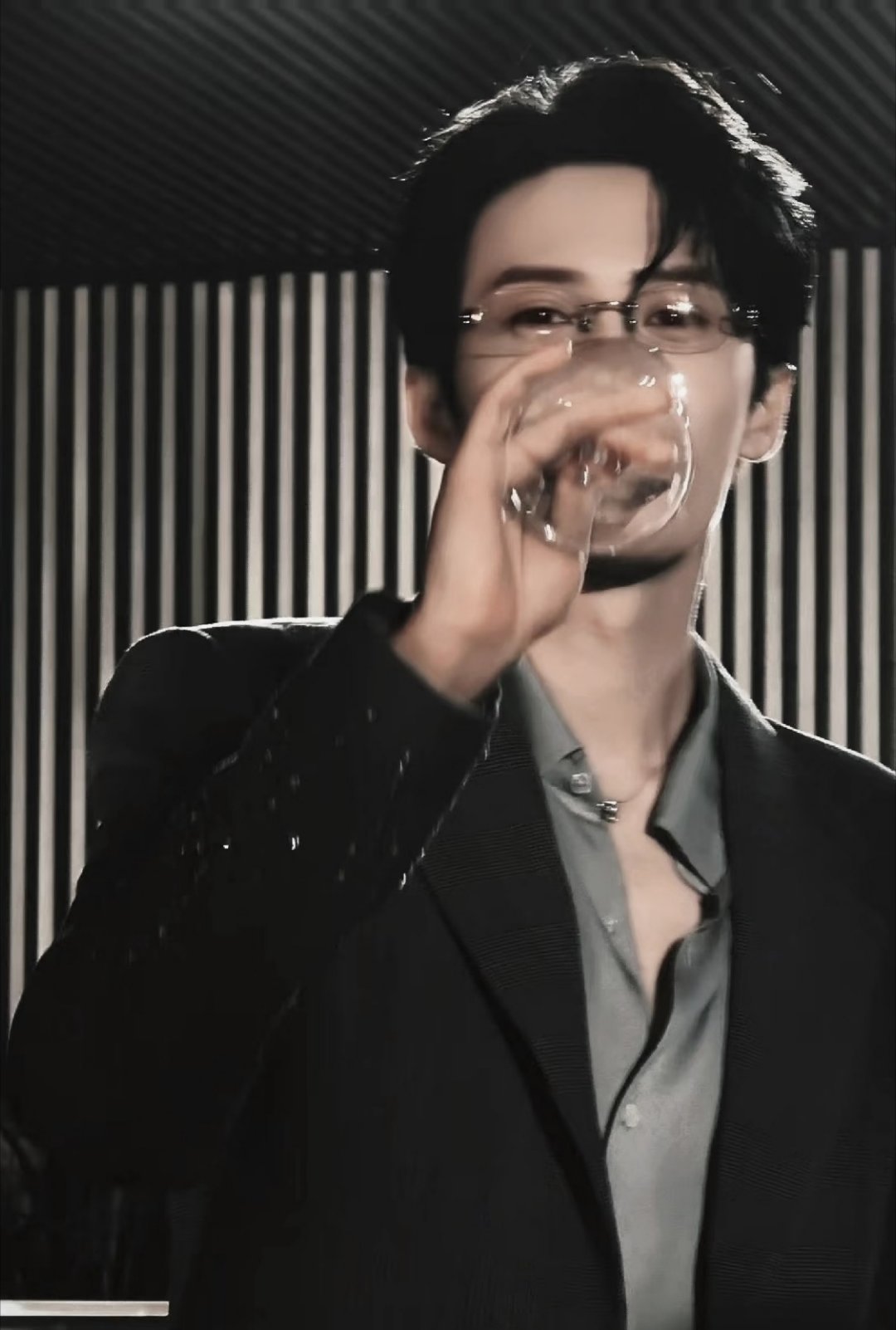 檀健次年上的魅力我后知后觉明明没刻意耍帅，就站那儿随便看你一眼，你心里就开始敲鼓