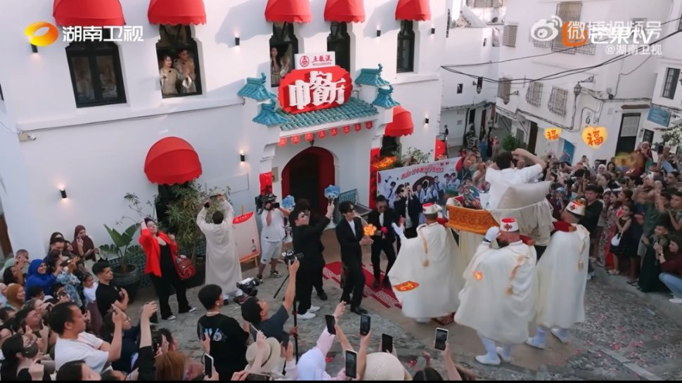 姜妍拿到了摩洛哥新娘体验卡姜妍穿旗袍坐摩洛哥新娘轿子，笑靥如花，合伙人们花式夸赞