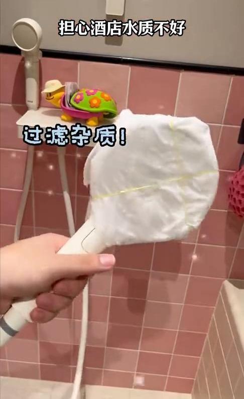 现在年轻人住酒店，简直像搬家。
自带床单、烧水壶、毛巾，甚至马桶垫圈。
别笑他们