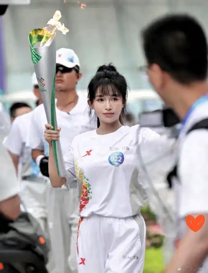 李子柒这个人，根本不是一个简单的网红而已！李子柒出现在成都世运会现场，一身简洁的