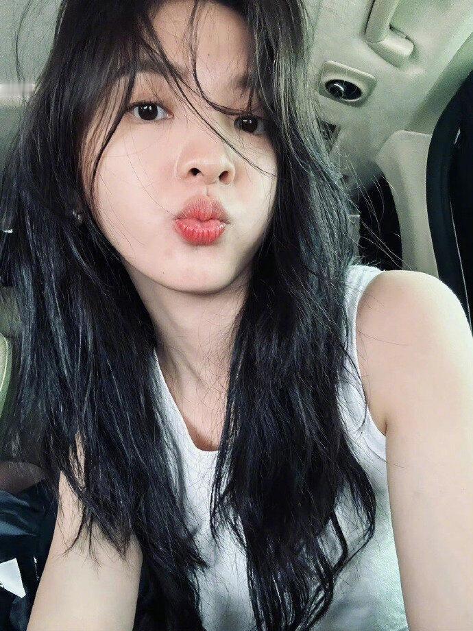 章若楠 自拍界来了个天才章若楠自拍界天才实锤 原生美貌+松弛氛围，随手一拍都是治