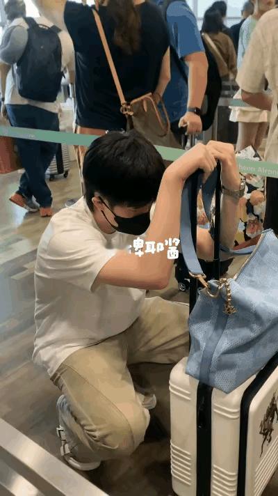 韩国过关为何这么慢王楚钦累到半蹲
粉丝球迷心疼喊话
韩国机场转机人山人海
过关速