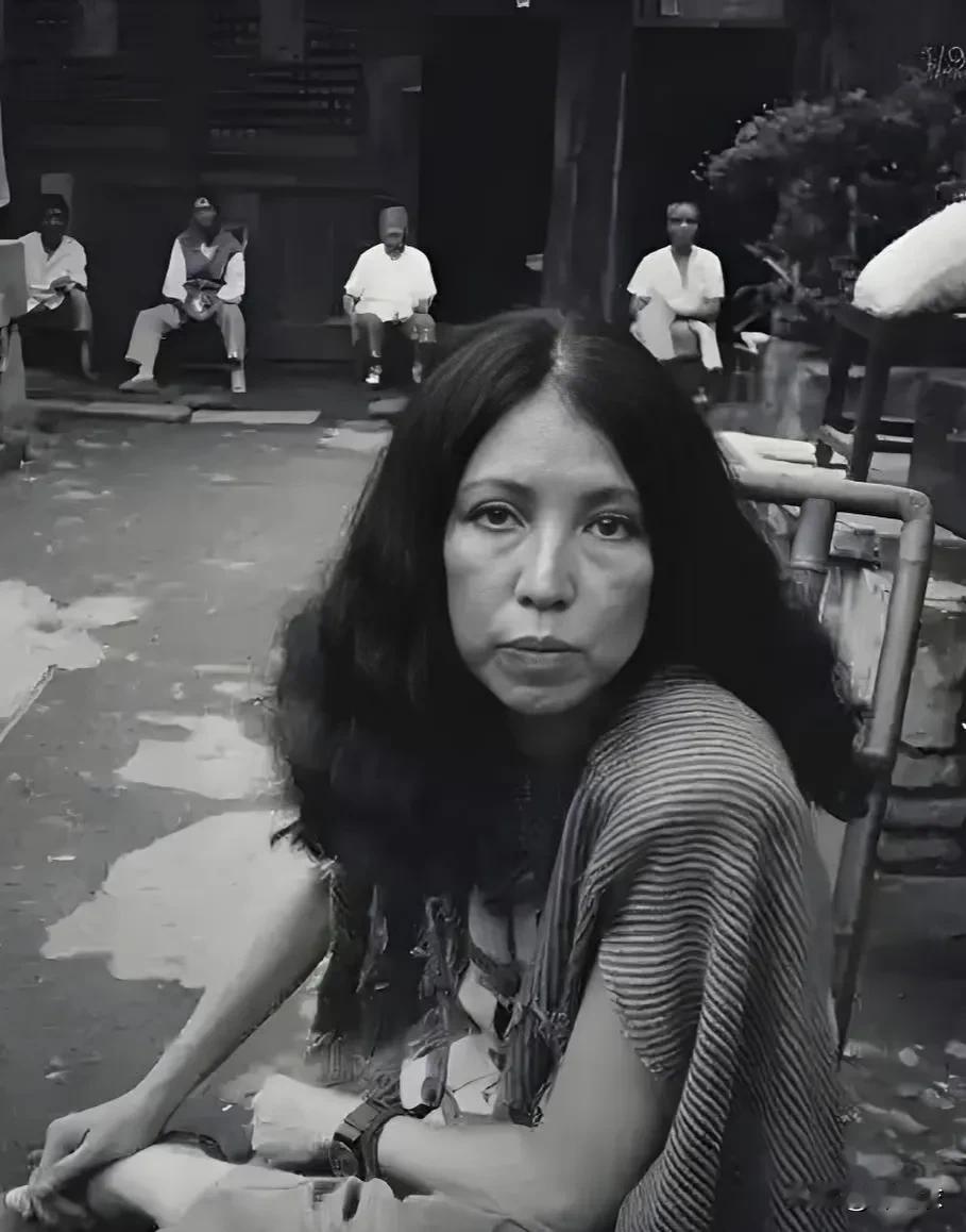 三毛的婚姻生活其实并不是很幸福，因为三毛曾经在给读者回信里面提到过，他们两个人结