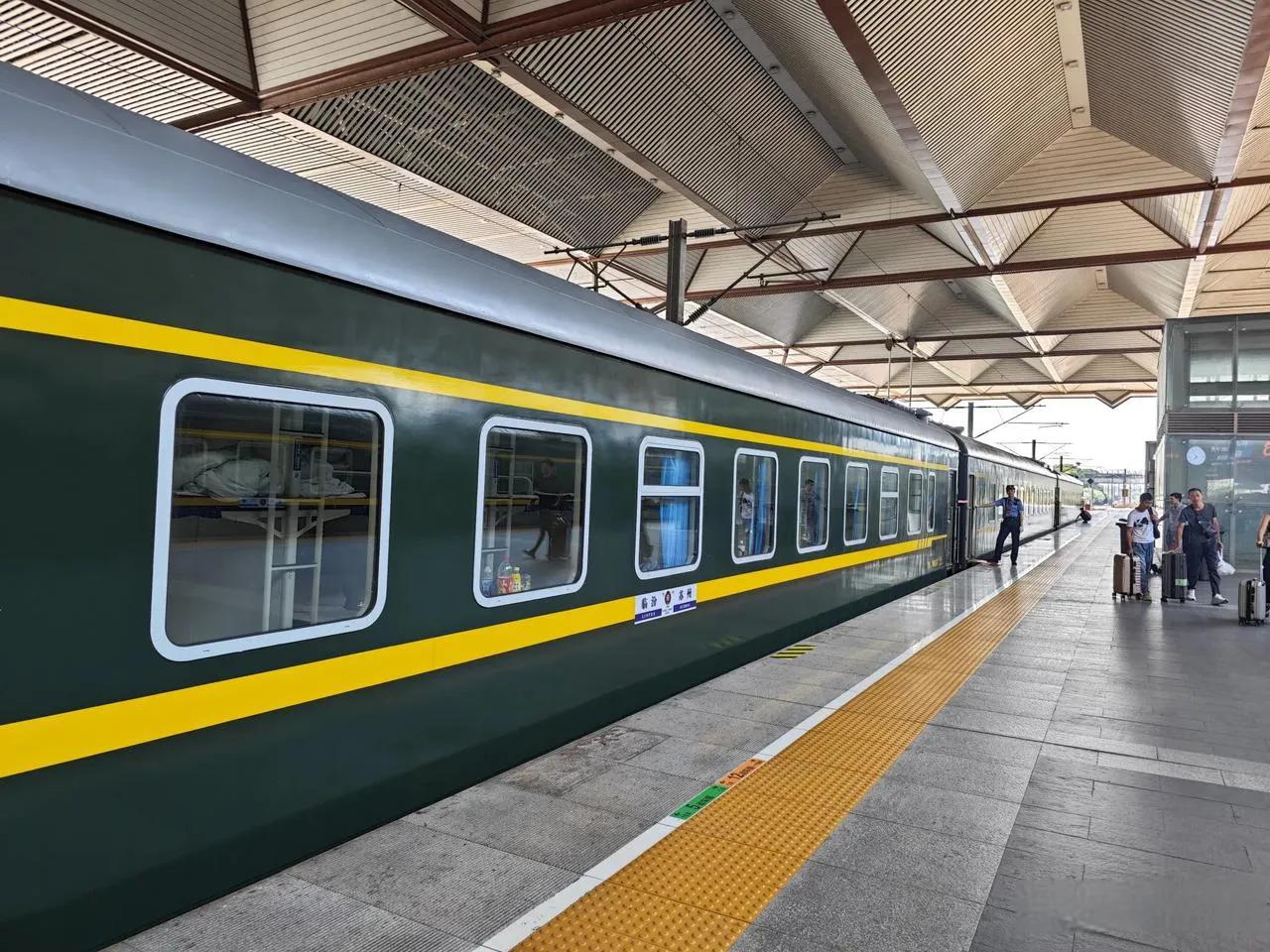 12月20日，在K807次列车上，一位男子全然不顾众人感受在列车封闭车厢内吸烟，