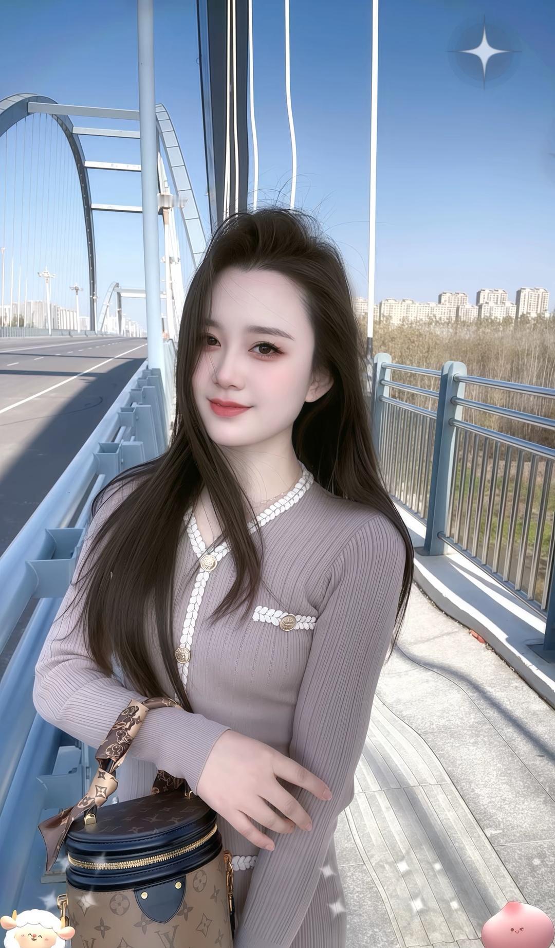 桥上美人倚，风中玉佩鸣。