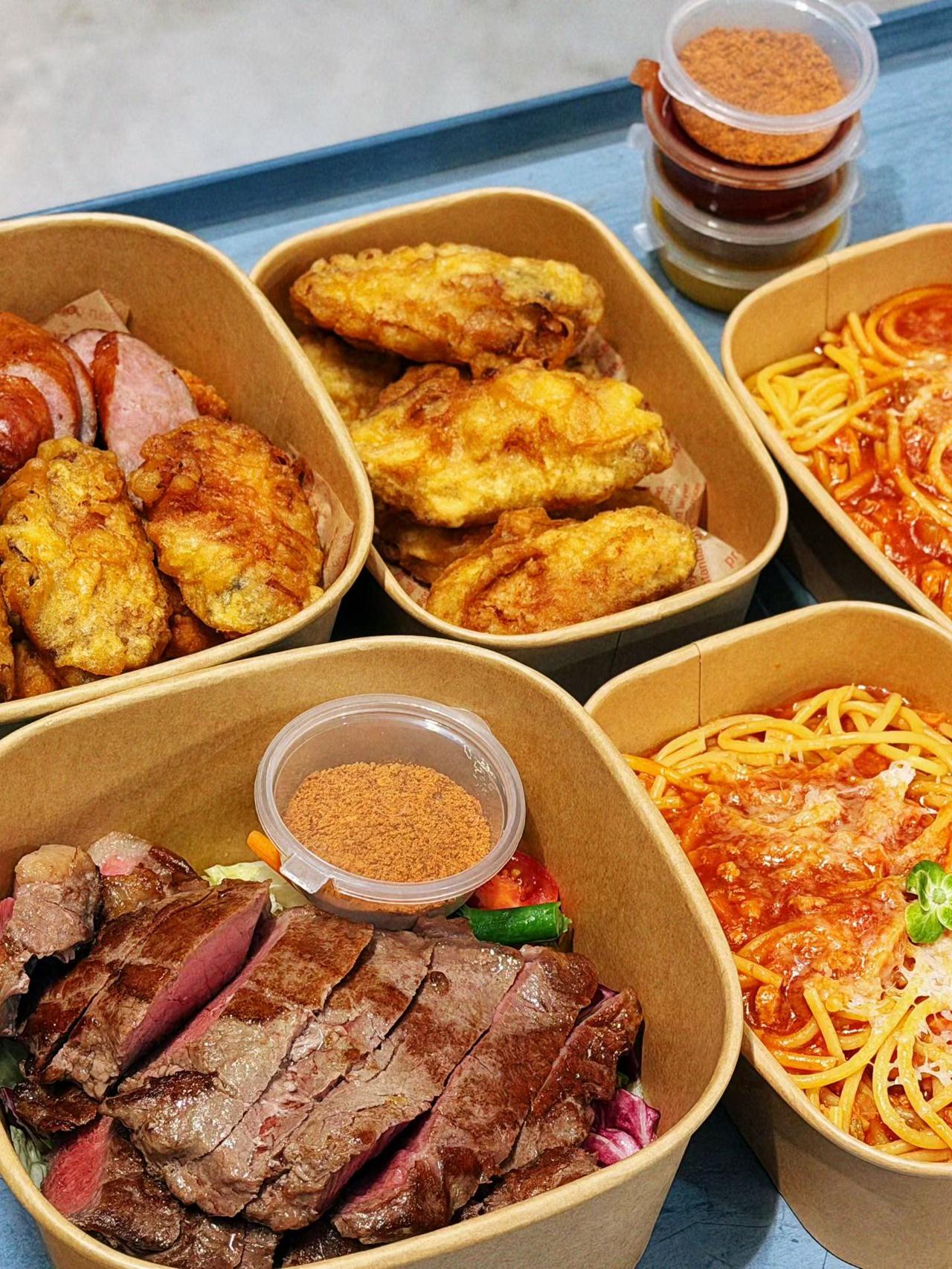 一顿丰盛的晚餐，有牛排、炸鸡和意面！