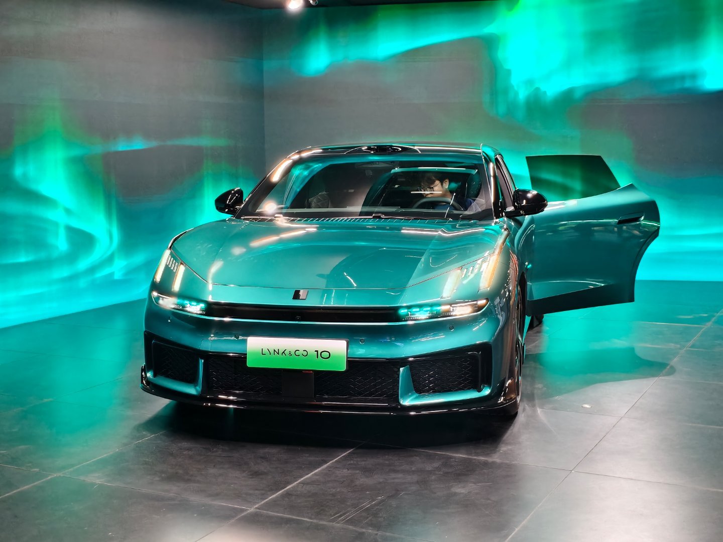 北京车展，第七站领克！看看谁来了？撒贝宁，他可真忙啊，也很搞笑，在感受完新款10