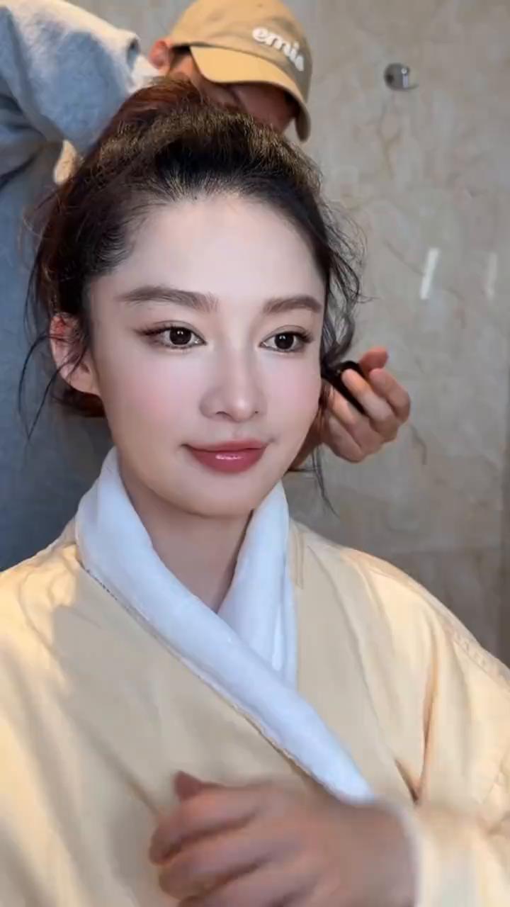 笑死李沁，真的是内娱的一股清流。跑男参加游戏的时候看到别的女嘉宾轻松抱起合作的女