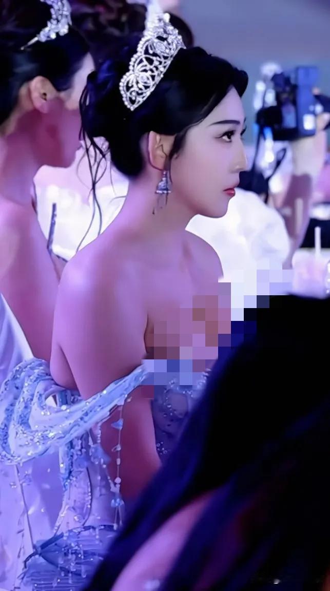 王艺凝那件抹胸，勒得刚刚好。
 
再多一寸是低俗，再少一寸是保守。她站在镜头前，