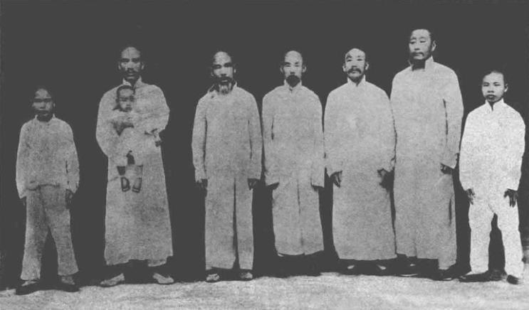 1919年秋，朱德(左二)和亲属在泸州合影