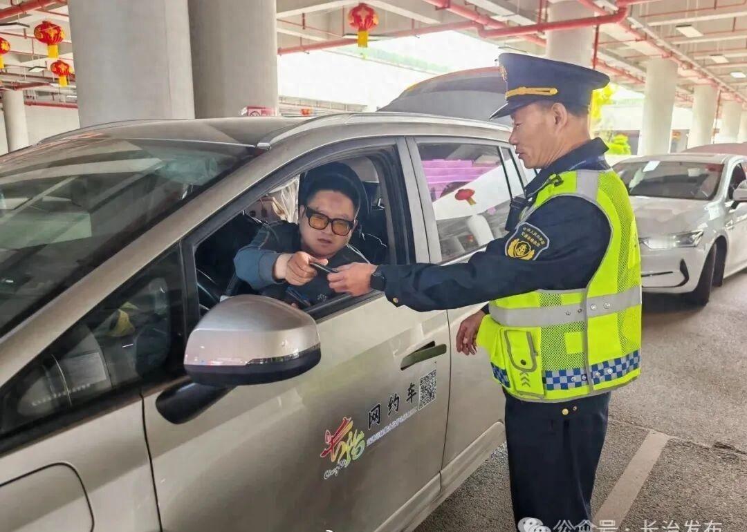 【节日我在岗丨人潮中的那抹“荧光绿”！长治交通执法筑牢出行“安全网”】节日我在岗