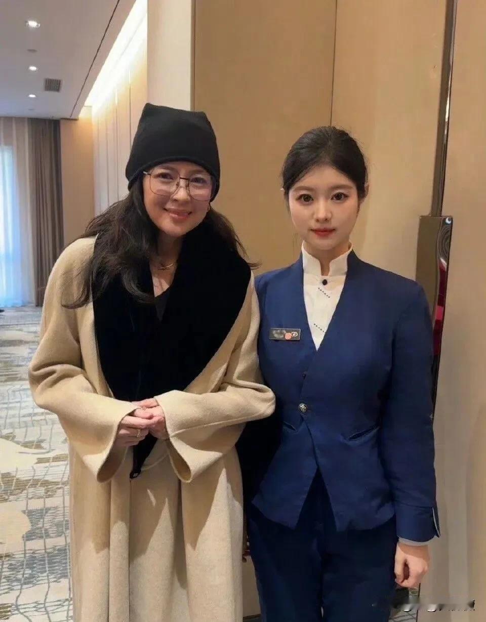 网友酒店偶遇章子怡，本人太亲切了，居然没有一点架子，合影时，不但笑容可掬，还略微