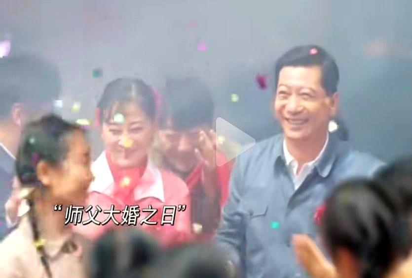 师傅娶了别人，女徒弟竟在婚礼上烫头、穿新衣、又唱又跳，直接把新娘子梅婷比下去了。