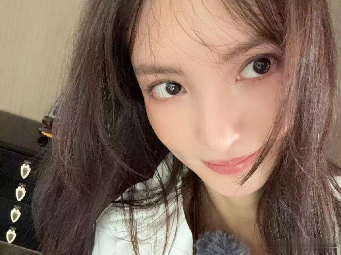 #金晨要去坦桑尼亚看狮子了# 金晨官宣成为花少6的成员，“Nants ingon