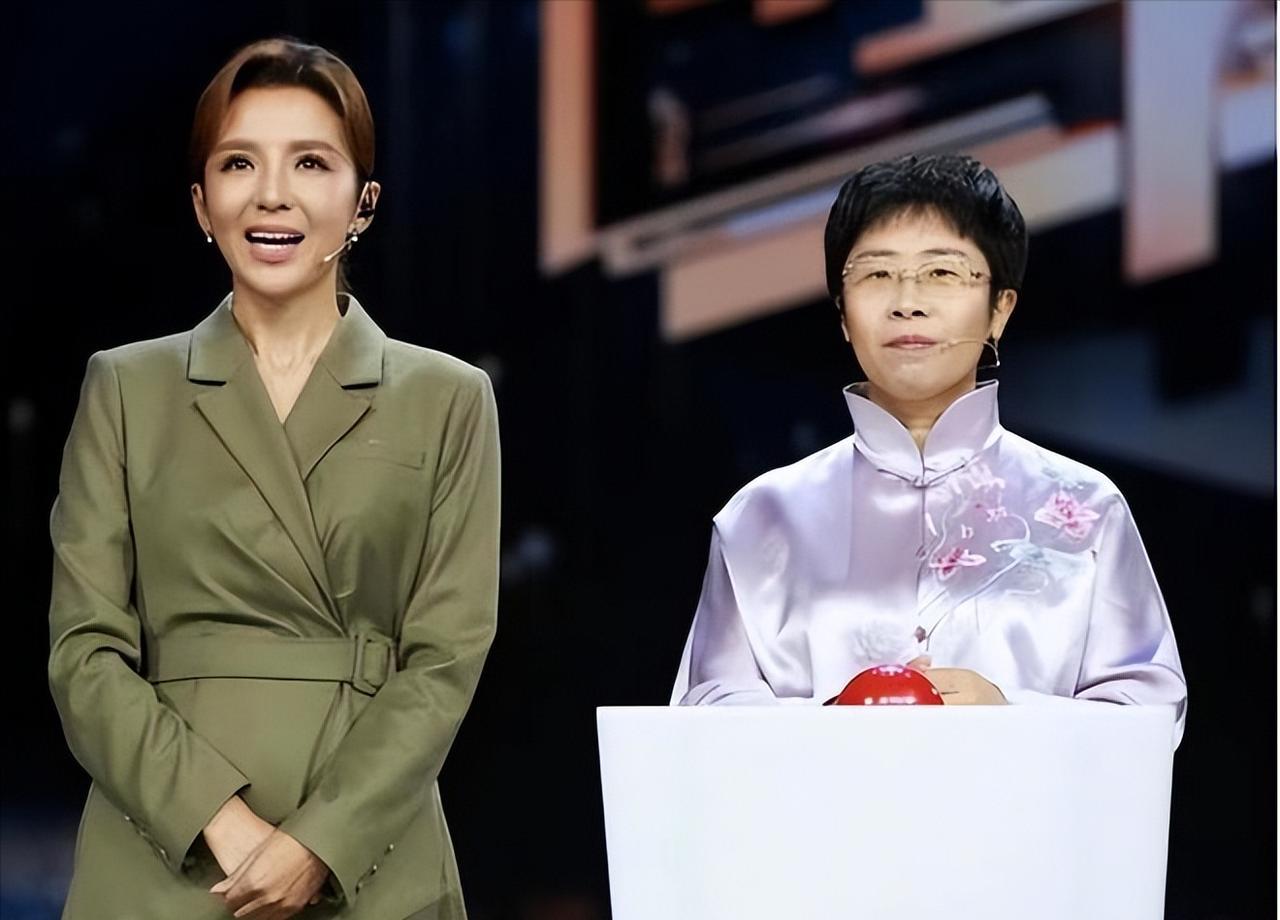 北大才女蒙曼49岁至今未婚，朱迅问她：“你最想嫁给谁？”没想到，她脱口而出的一个