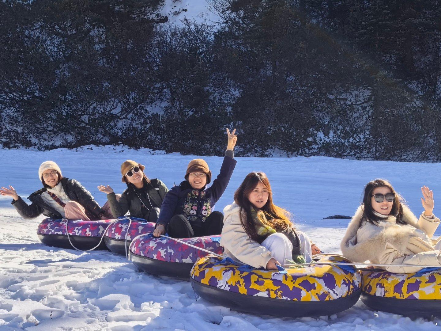 冬季到云南来旅居将旅居的日子安放在香格里拉的雪线下。是雪山覆上皑皑白雪；滑雪场俯